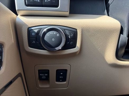 Used 2017 Ford F150 Lariat RWD image 5