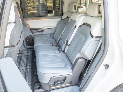 Used 2025 Rivian R1S Premium image 17