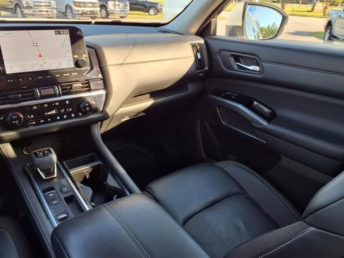 Used 2023 Nissan Pathfinder SL w/ Lighting Package (N92) image 12