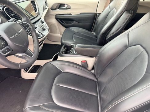 Used 2023 Chrysler Pacifica Touring-L image 5
