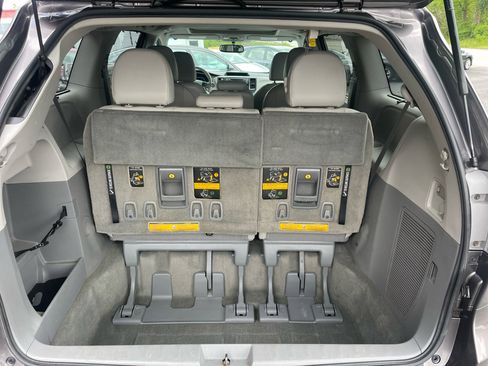 Used 2014 Toyota Sienna XLE image 8