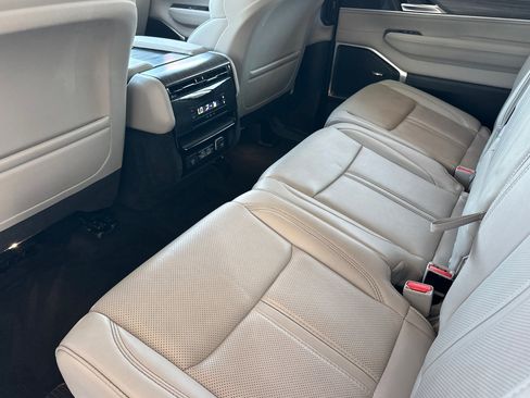 Used 2024 Jeep Wagoneer L Series II w/ Flexible Seating Group image 12