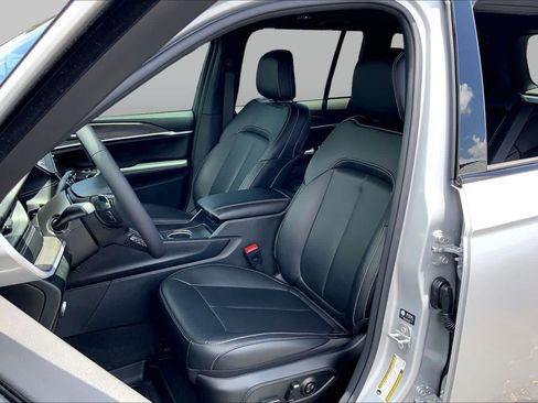 Used 2026 Jeep Grand Cherokee Limited AWD/4WD image 8