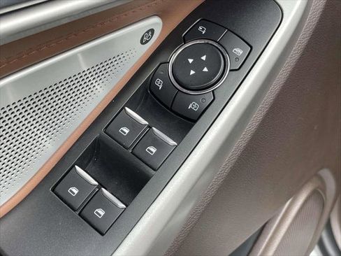 Used 2022 Ford Explorer King Ranch w/ Premium Technology Package image 17