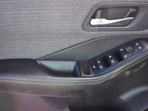 Used 2023 Nissan Rogue SV image 10