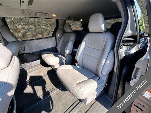 Used 2018 Toyota Sienna XLE Premium AWD/4WD image 22