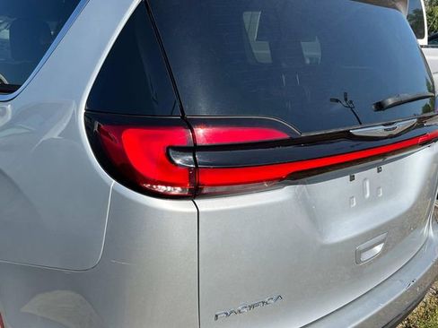 Used 2024 Chrysler Pacifica Touring-L image 11