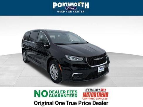 Used 2024 Chrysler Pacifica Touring-L image 24