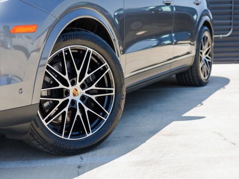 Certified 2025 Porsche Cayenne AWD/4WD image 12