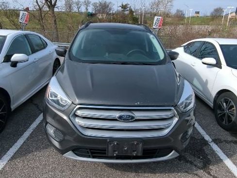 Used 2017 Ford Escape SE w/ Equipment Group 201A image 3