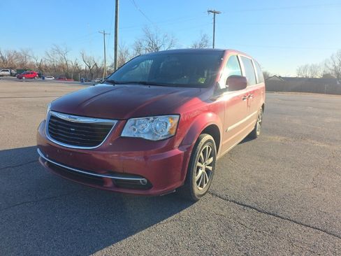 Used 2015 Chrysler Town & Country S image 1