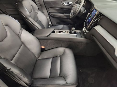 Used 2025 Volvo XC60 B5 Core image 3