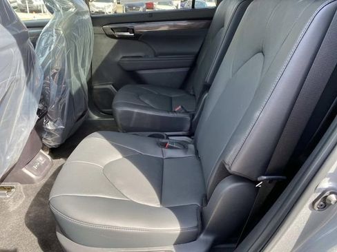 New 2026 Toyota Highlander Platinum AWD/4WD image 6