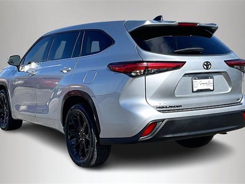 Used 2022 Toyota Highlander LE image 4