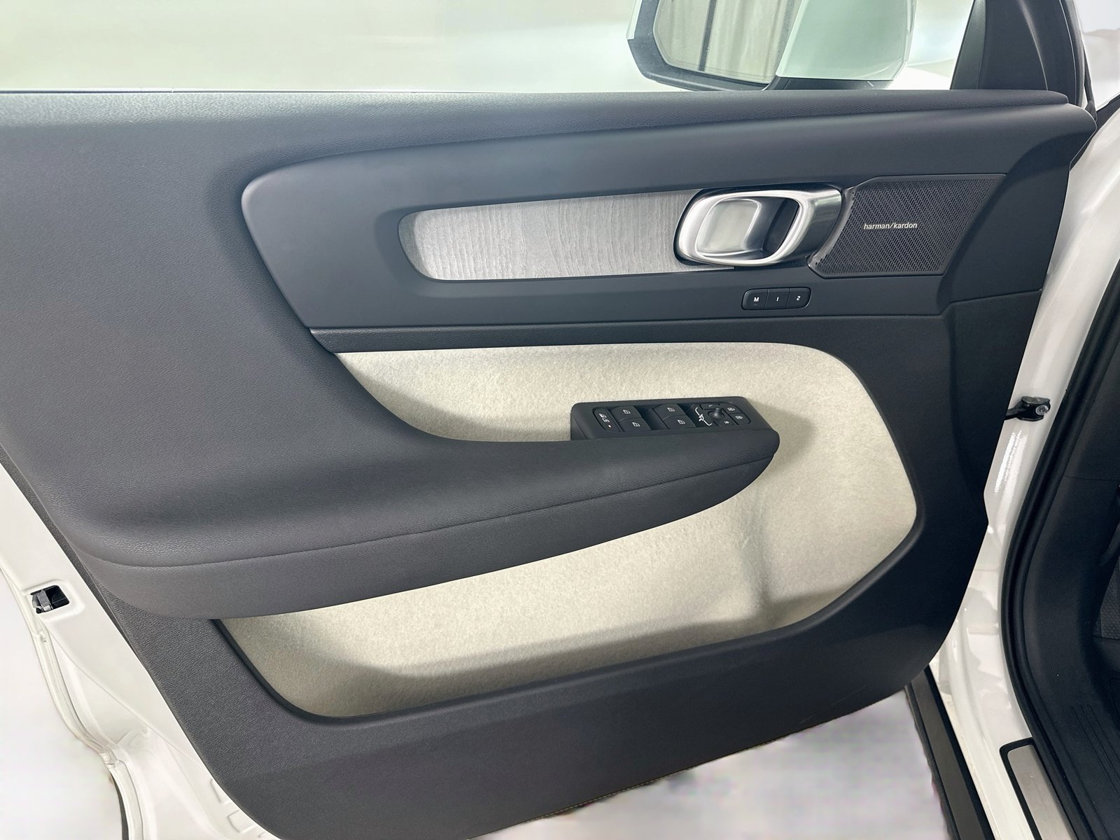 Certified 2025 Volvo XC40 B5 Ultra w/ Protection Package AWD/4WD image 16