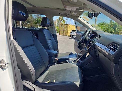 Used 2023 Volkswagen Tiguan SE w/ Panoramic Sunroof Package AWD/4WD image 13