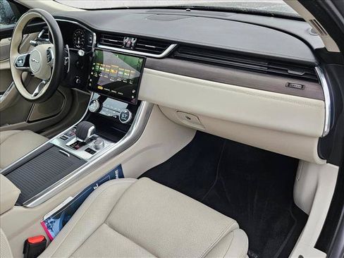 Used 2021 Jaguar XF SE RWD image 23
