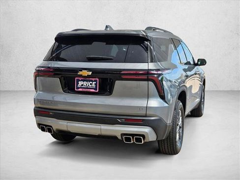 Used 2024 Chevrolet Traverse LT FWD image 5