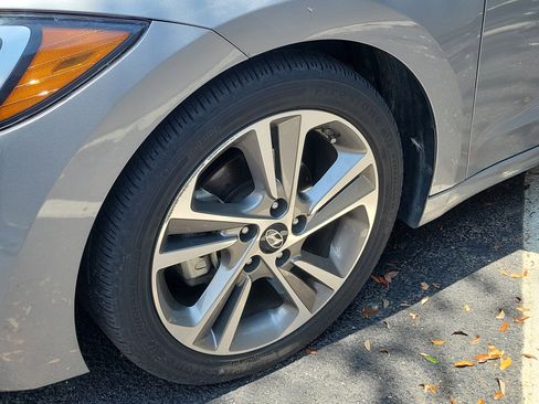 Used 2017 Hyundai Elantra Limited FWD image 5