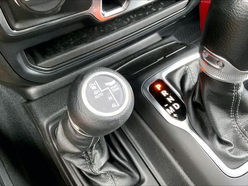 Used 2024 Jeep Wrangler Unlimited Sahara AWD/4WD image 31
