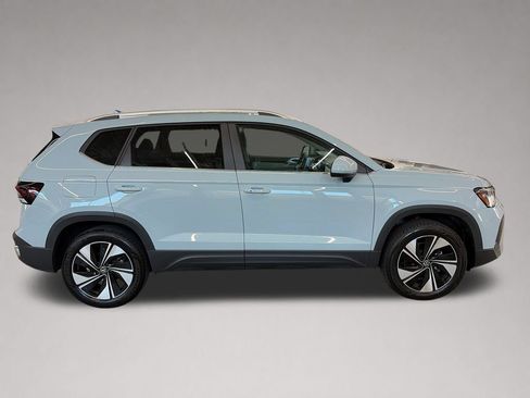 Certified 2025 Volkswagen Taos SE w/ Panoramic Sunroof Package AWD/4WD image 2
