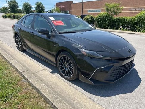 Used 2025 Toyota Camry SE w/ Convenience Package FWD image 2