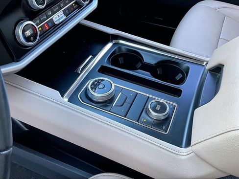 Used 2024 Ford Expedition Max XLT image 11