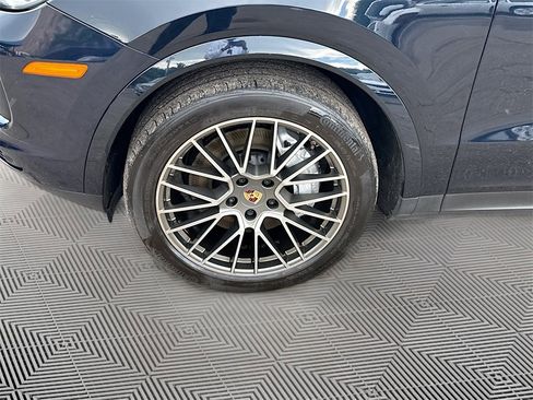 Used 2022 Porsche Cayenne Platinum Edition image 35