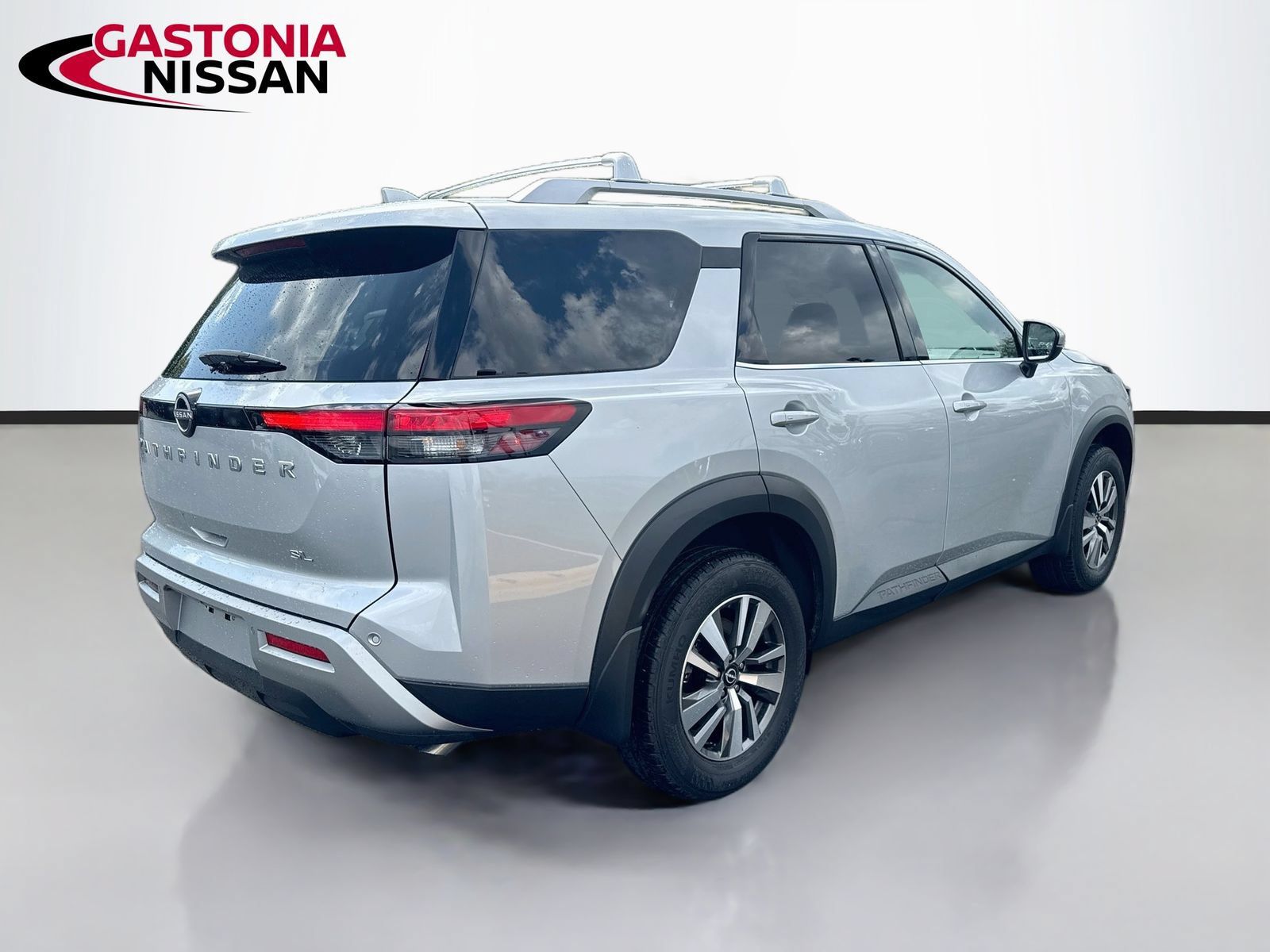 Used 2025 Nissan Pathfinder SL FWD image 9