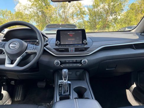 Used 2025 Nissan Altima 2.5 SV FWD image 17