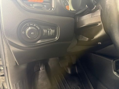 Used 2020 Jeep Renegade Altitude w/ UConnect 8.4 Nav Group FWD image 14