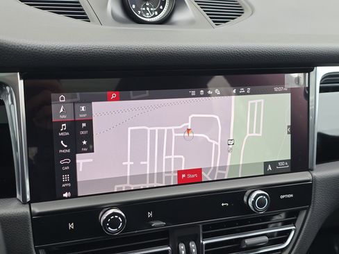 Certified 2025 Porsche Macan image 21