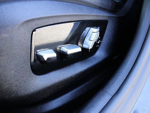 Used 2020 BMW M550i xDrive image 11