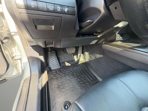 Used 2022 Toyota Camry SE w/ Cold Weather Package image 18