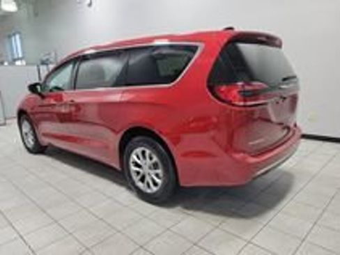 New 2026 Chrysler Pacifica Select image 5