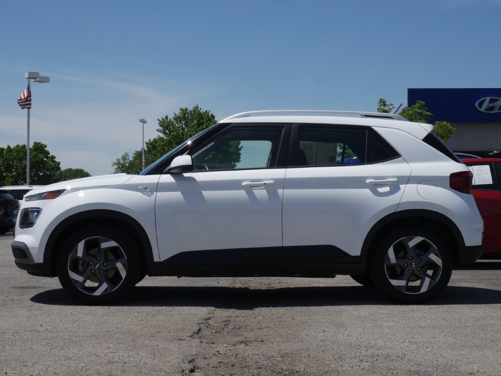 Used 2025 Hyundai Venue SEL FWD image 12