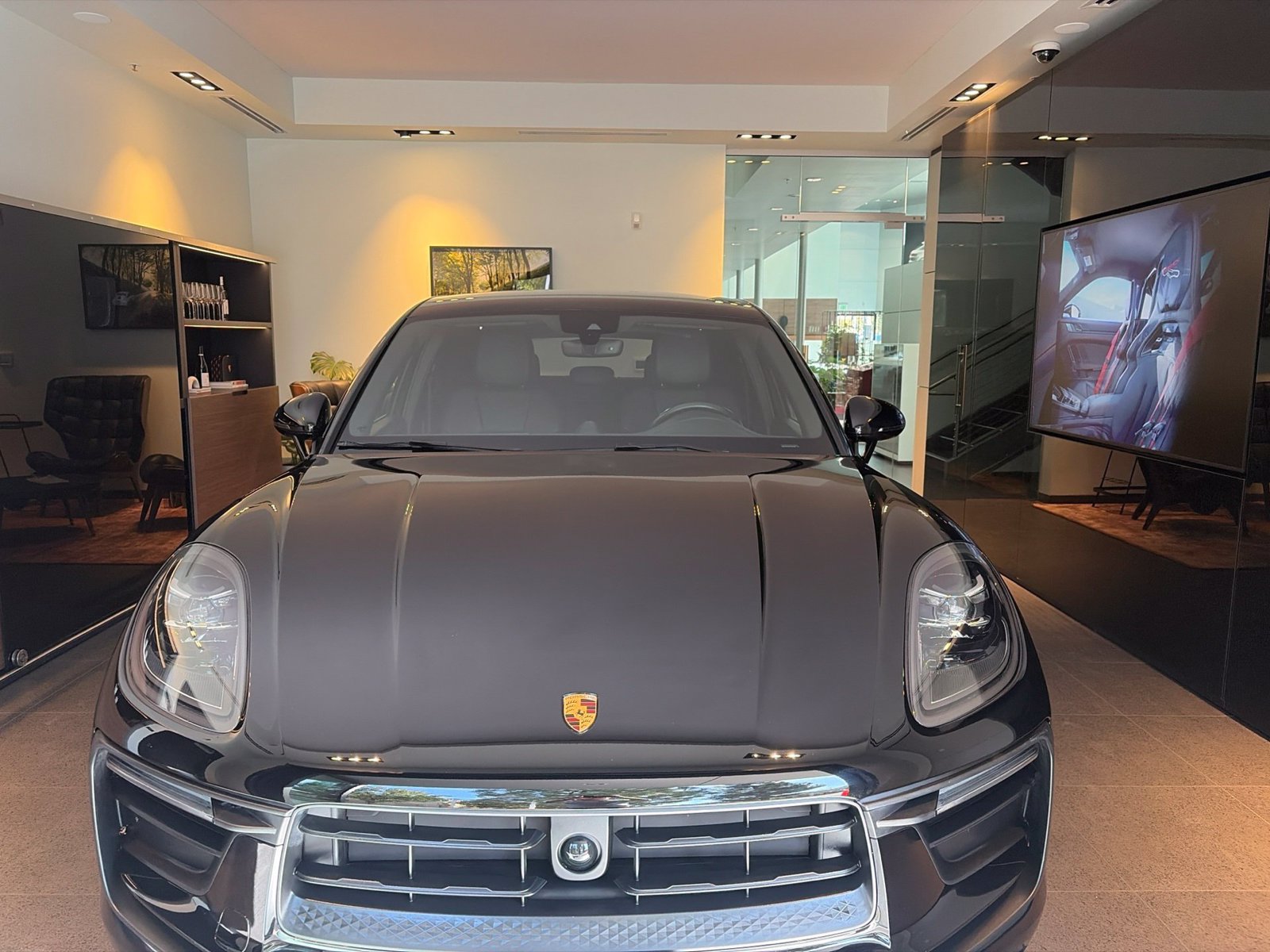 Used 2023 Porsche Macan AWD/4WD image 1