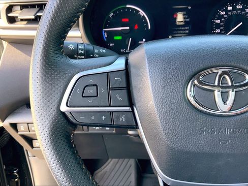 Used 2023 Toyota Sienna XLE Woodland Edition image 24