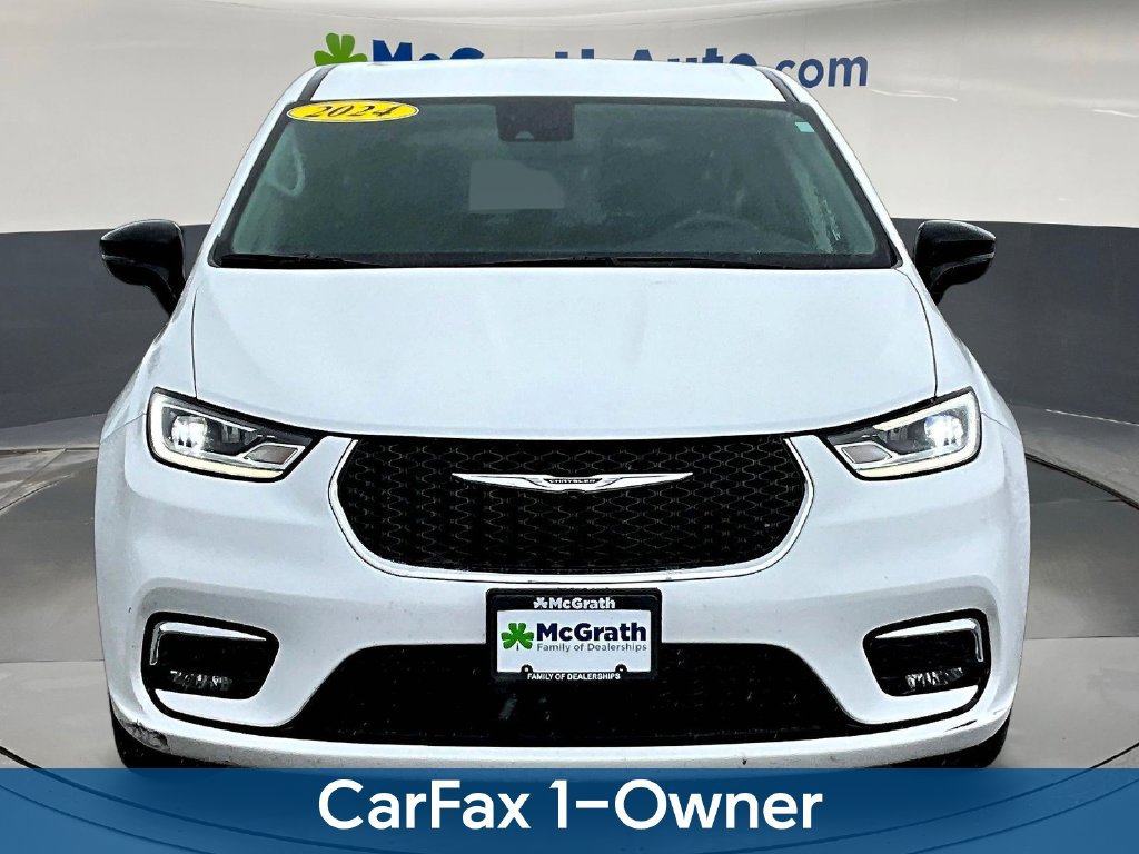 Used 2024 Chrysler Pacifica Touring-L FWD image 2