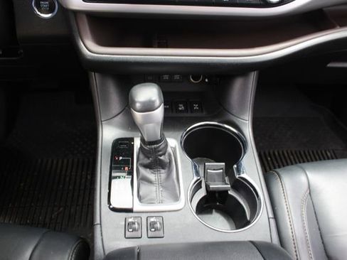 Used 2018 Toyota Highlander XLE AWD/4WD image 10