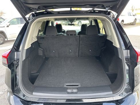 Used 2024 Nissan Rogue SV image 3