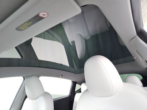 Used 2024 Tesla Model Y Long Range AWD/4WD image 18