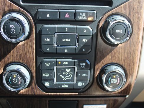 Used 2014 Ford F150 Lariat w/ Equipment Group 501A Mid RWD image 40