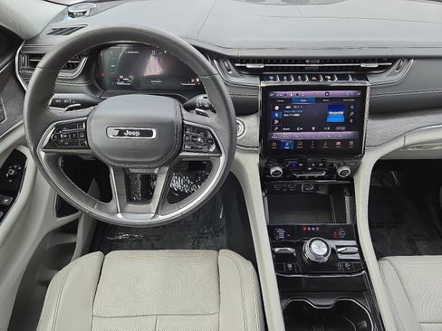 Used 2022 Jeep Grand Cherokee Overland w/ Luxury Tech Group IV AWD/4WD image 20