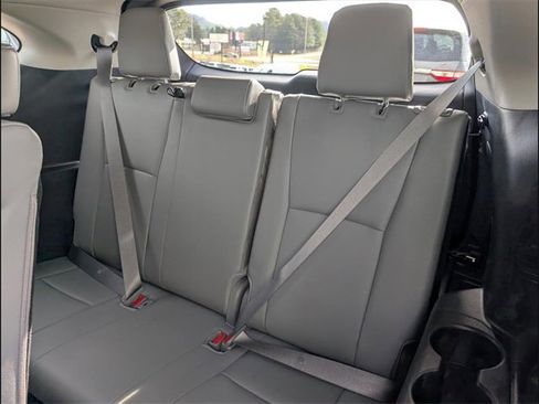 Used 2024 Toyota Highlander XLE image 11