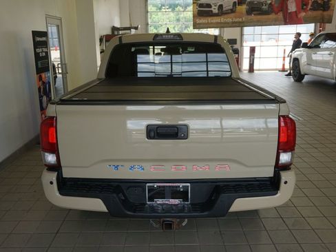 Used 2017 Toyota Tacoma TRD Off-Road AWD/4WD image 17