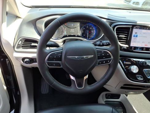 Used 2023 Chrysler Pacifica Touring-L FWD image 8
