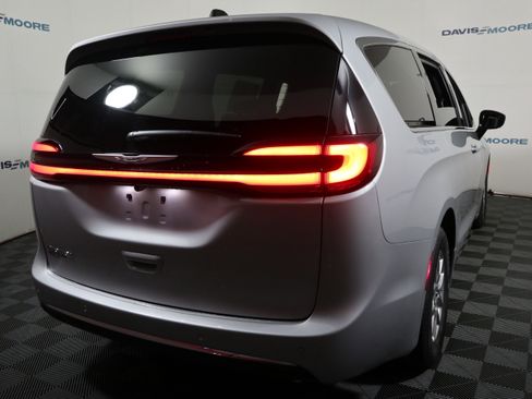 New 2026 Chrysler Pacifica Select image 6
