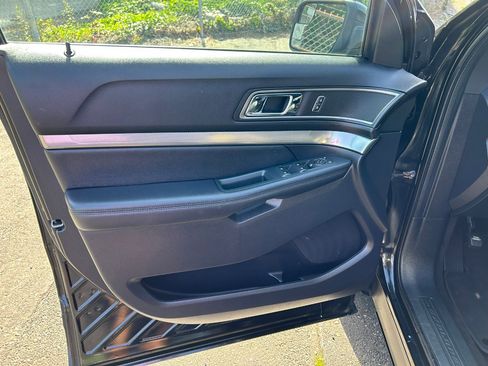 Used 2018 Ford Explorer XLT w/ Equipment Group 202A image 10