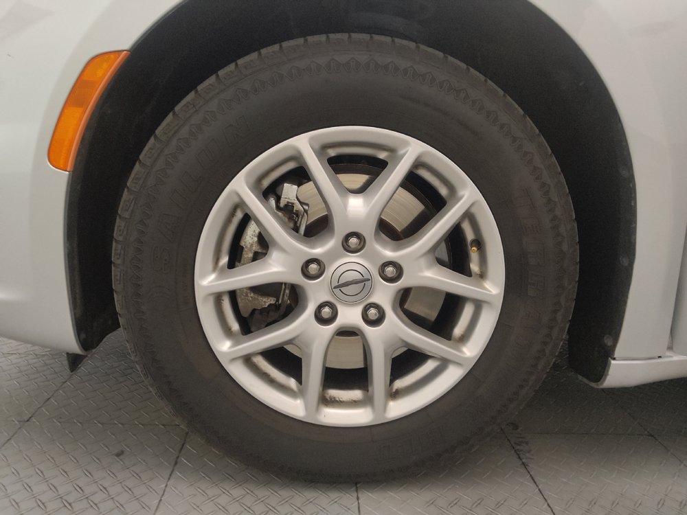 Used 2024 Chrysler Pacifica Touring-L FWD image 31